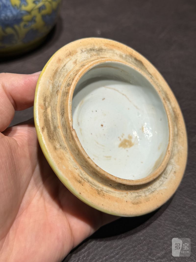 明嘉靖 黄地青花缠枝莲纹盖罐 - 图9